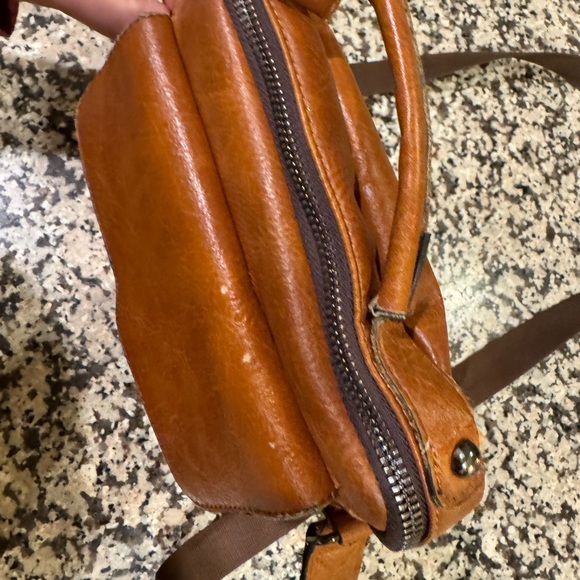 Classic Brown Leather Messenger Bag - Picture 4 of 15